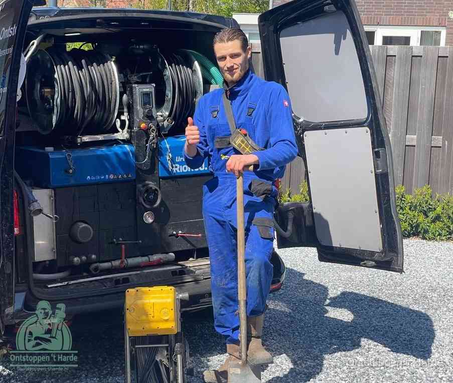 Een tevreden monteur met opgestoken duim naast de bestelbus, slim ingrijpen bespaart kosten bij een verstopte afvoer in t Harde