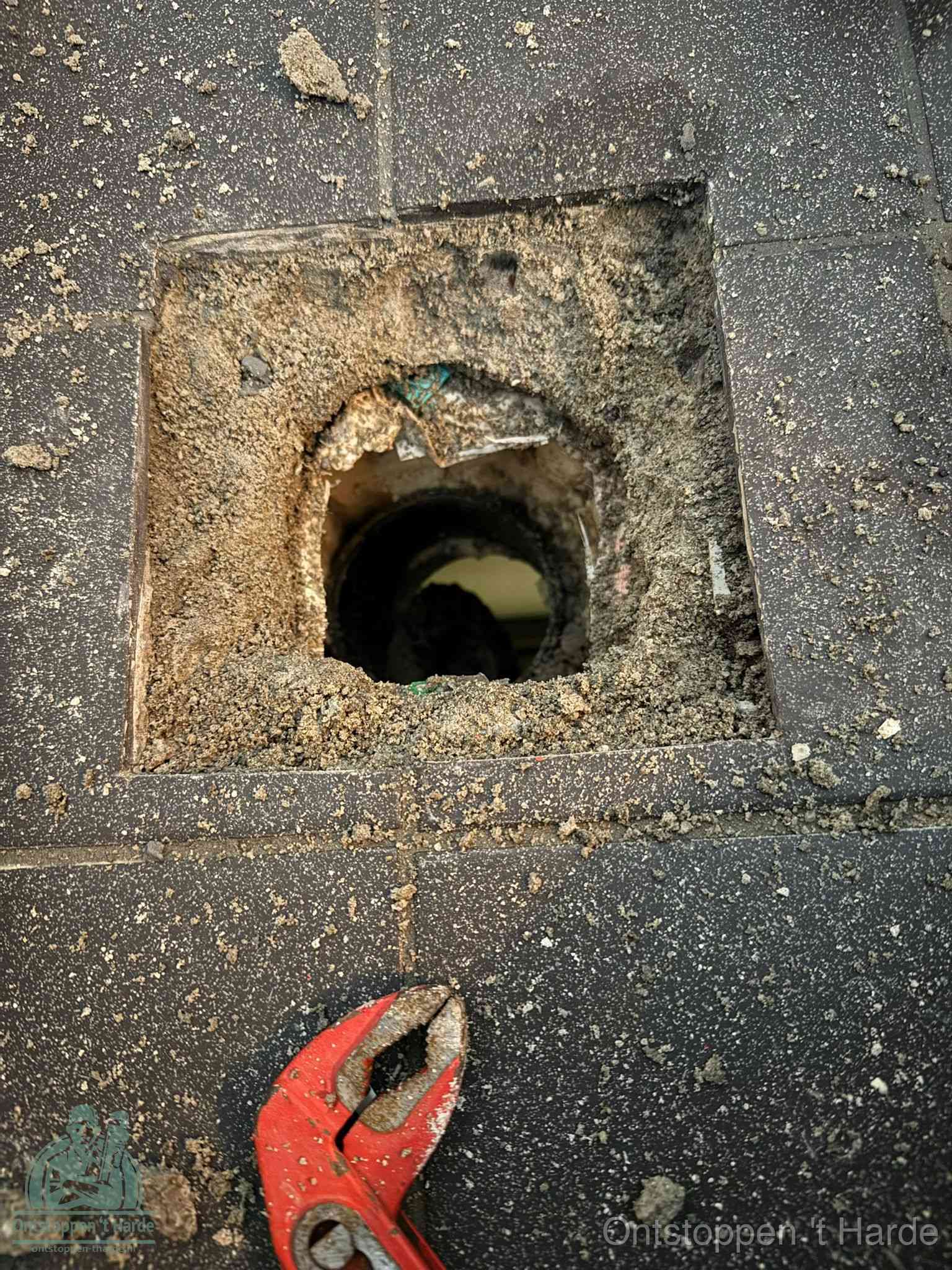 Rioolputje erfgrens eigendom in t Harde