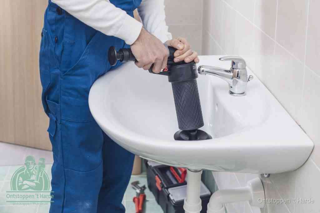 Een te ruwe doe-het-zelf poging met een hand-pomp op de afvoer van een badkamer-wastafel, een van de veelgemaakte fouten bij afvoer ontstoppen in t Harde